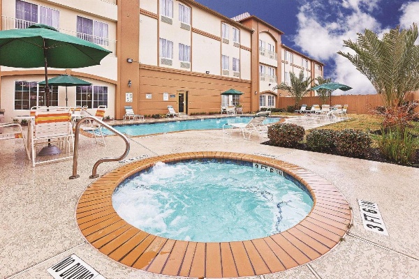 La Quinta Inn & Suites by Wyndham Houston Hobby Airport image 1