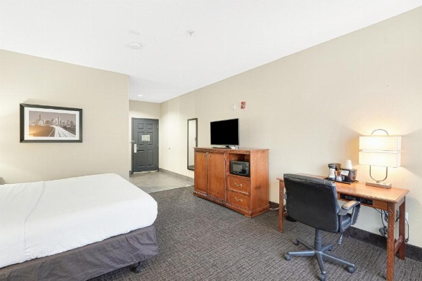 La Quinta Inn & Suites by Wyndham Houston Hobby Airport image 10