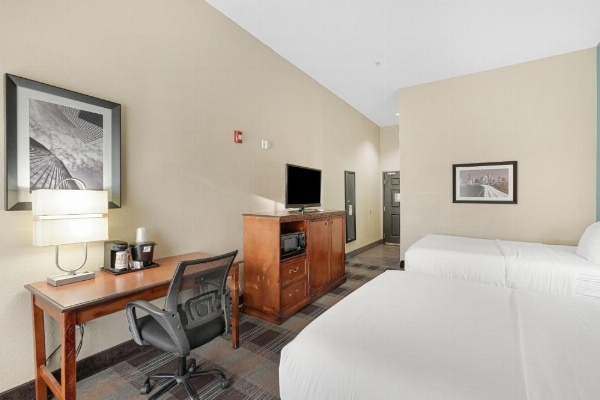 La Quinta Inn & Suites by Wyndham Houston Hobby Airport image 17