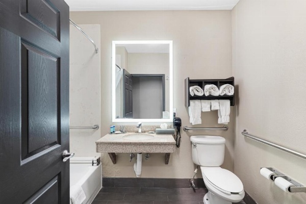 La Quinta Inn & Suites by Wyndham Houston Hobby Airport image 18