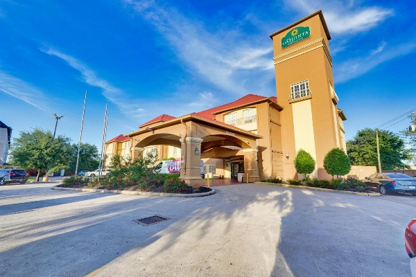 La Quinta Inn & Suites by Wyndham Houston Hobby Airport image 2