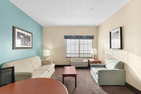 La Quinta Inn & Suites by Wyndham Houston Hobby Airport image 20