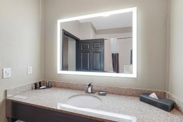 La Quinta Inn & Suites by Wyndham Houston Hobby Airport image 21