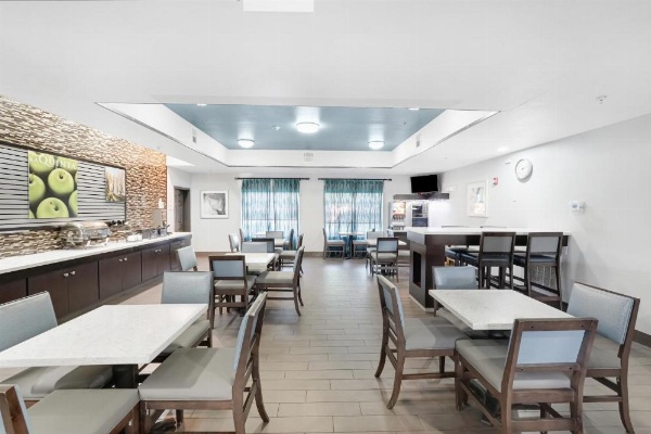 La Quinta Inn & Suites by Wyndham Houston Hobby Airport image 25