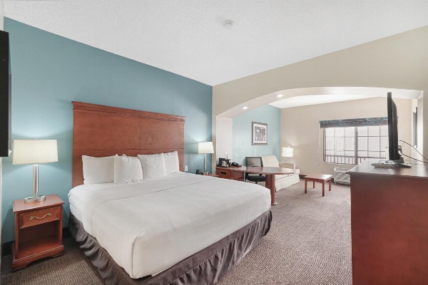 La Quinta Inn & Suites by Wyndham Houston Hobby Airport image 4
